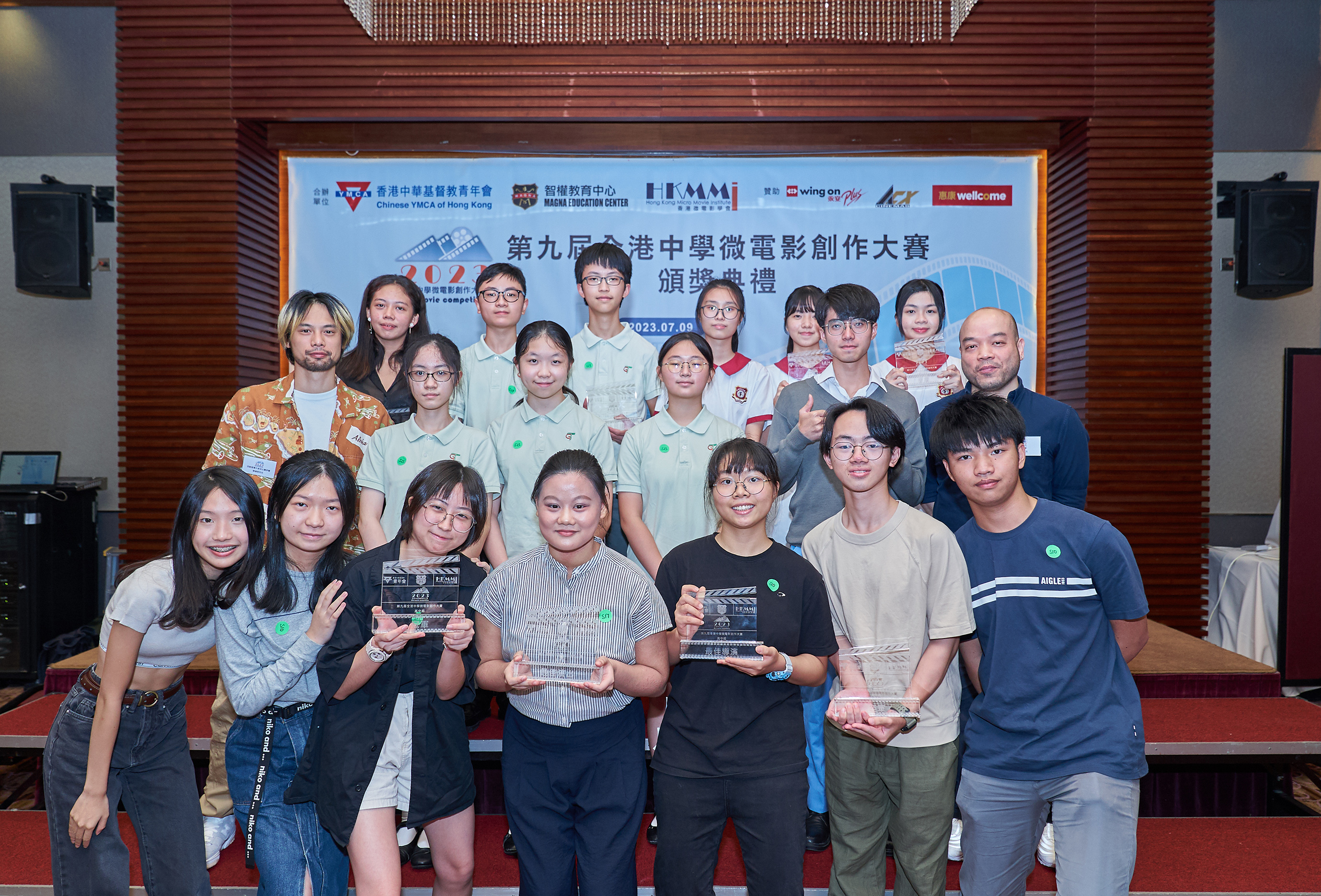 陳健朗導演（第二排左一）及吳煒倫導演（第二排右一）與高中組所有得獎者合照 